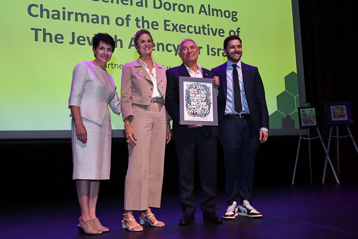 Doron Almog accepts award at 2024 JEWISHcolorado Annual Meeting