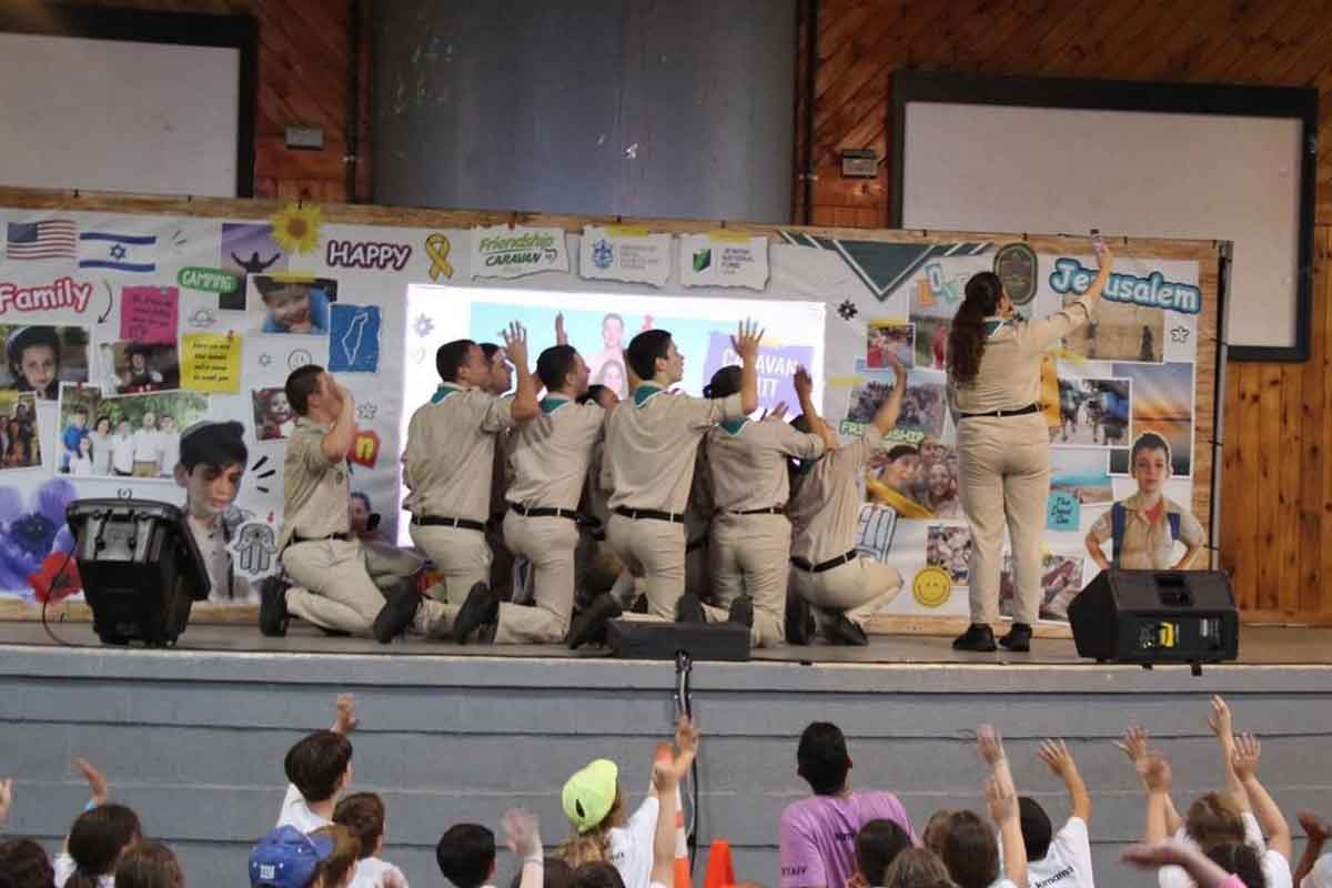 Liraz performing with the Tzofim in the ‘Caravan of Friendship’