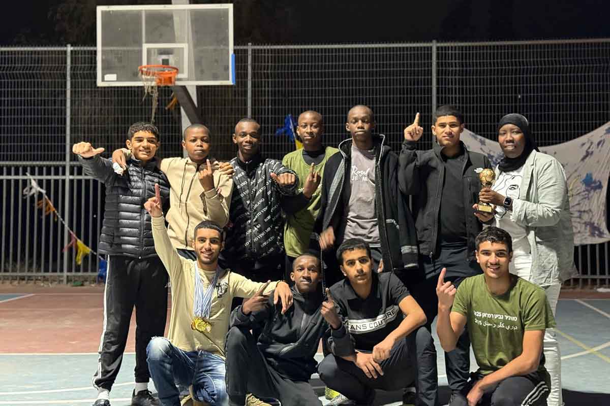 Shaharazat Elabid and students