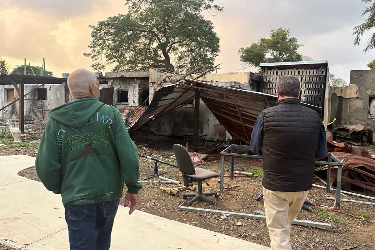 Gadi Mozes walks with Neil Oberfeld